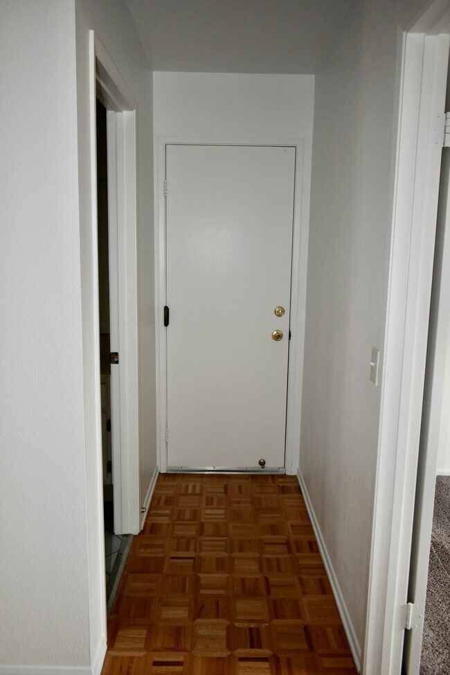 Building Photo - 2027 Fuerte Ln