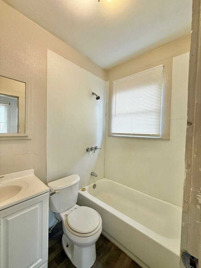 Building Photo - Charming 2-Bedroom 1-Bathroom Unit!