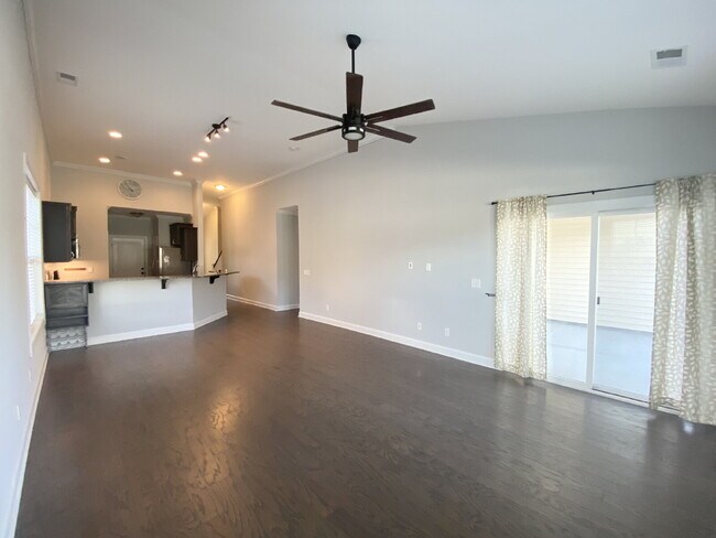 Building Photo - End Unit Townhouse in Cypress Ridge!
