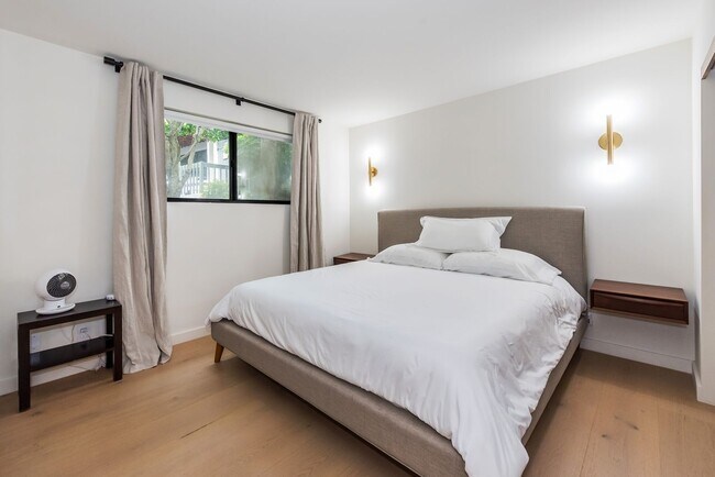 Building Photo - Furnished Coastal Rental | Available September 15 – April 15