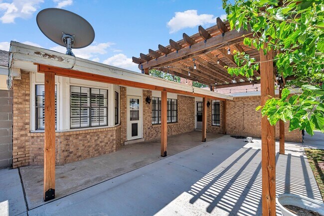 Building Photo - 1800 W 23rd St