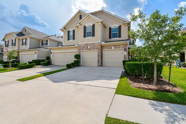 Building Photo - 16021 Summerville Lake Dr