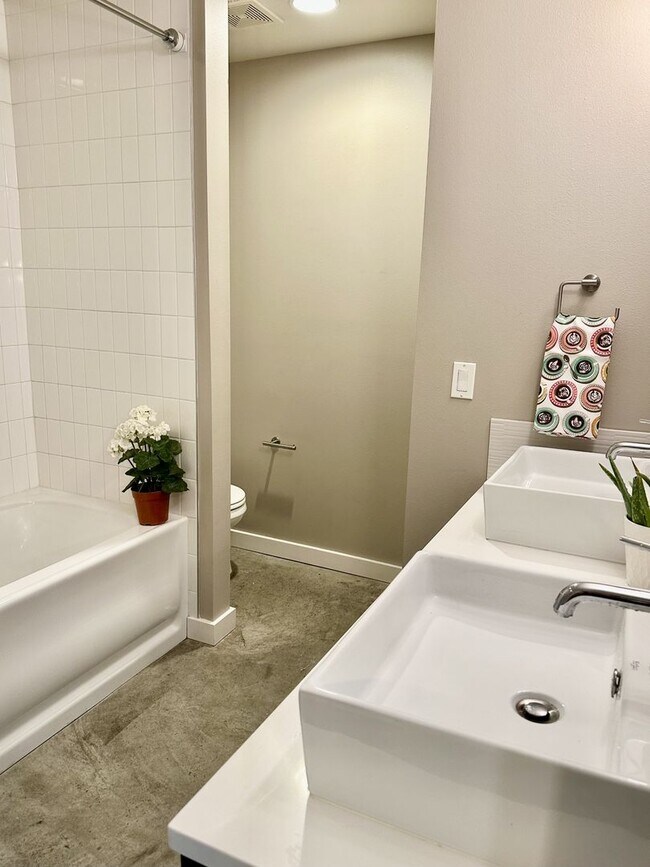 Building Photo - Beacon Hill Townhouse