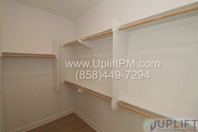 Building Photo - 4 Bed 3.5 Bath Townhome in Chula Vista w/ Washer/Dryer and 2-Car Garage