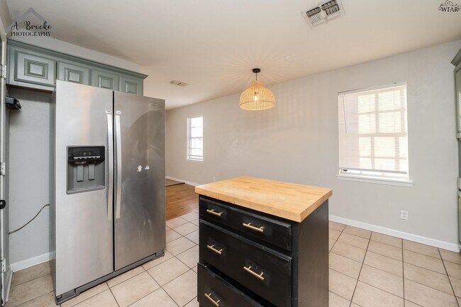 Building Photo - 2920 Featherston Ave