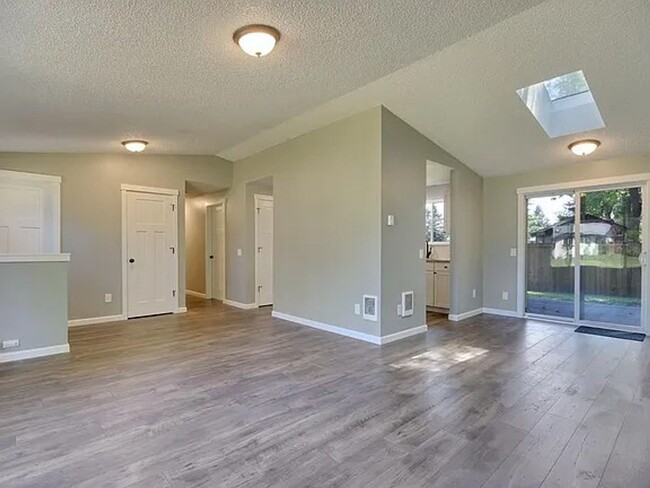 Building Photo - Beautiful move in ready home