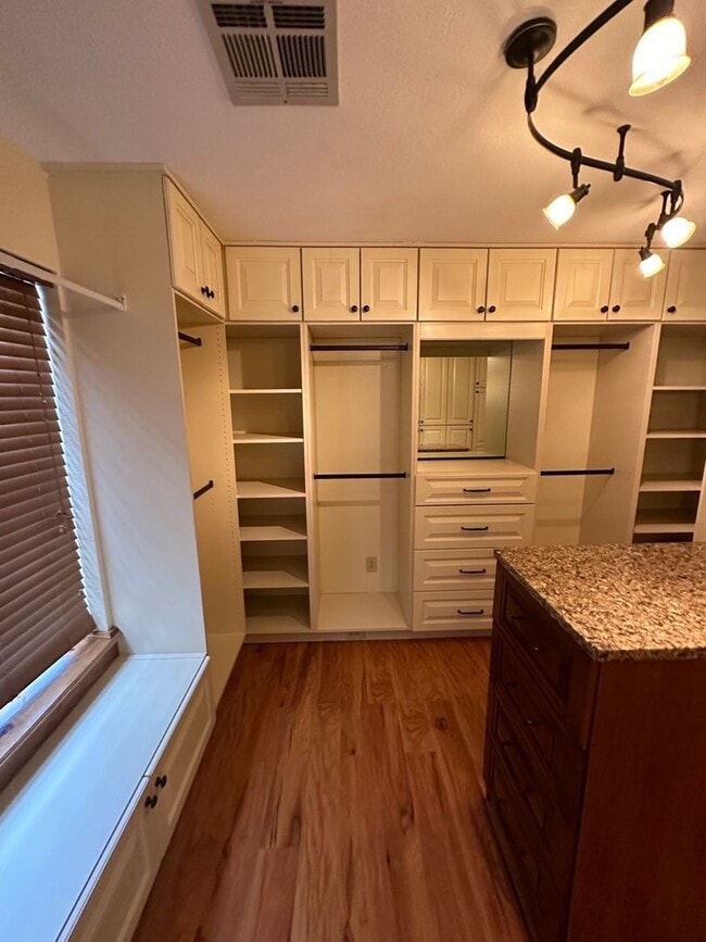Building Photo - Beautiful 3 Bedroom, 3 Bathroom, Available...