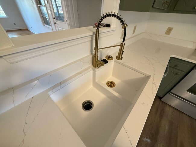 Building Photo - 965 N Rdg St