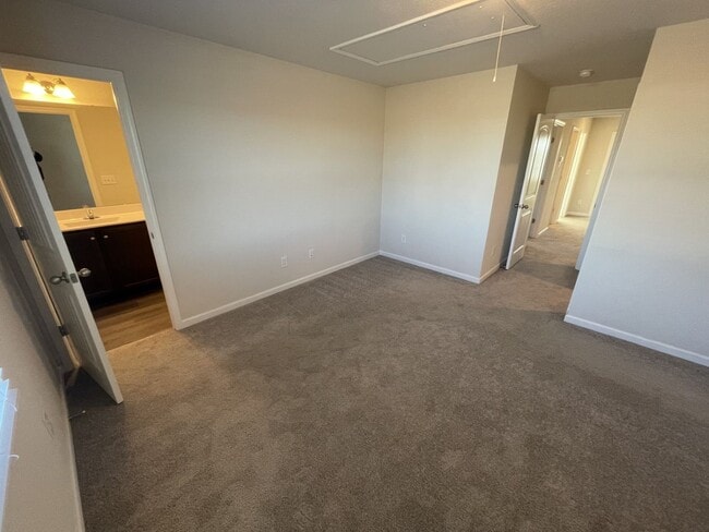 Building Photo - 3 Bd 2.5 Ba end unit townhouse