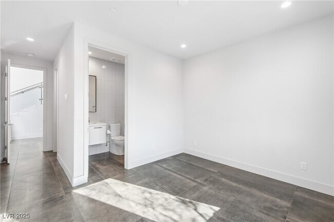 Building Photo - 386 Tranquil Peak Ct
