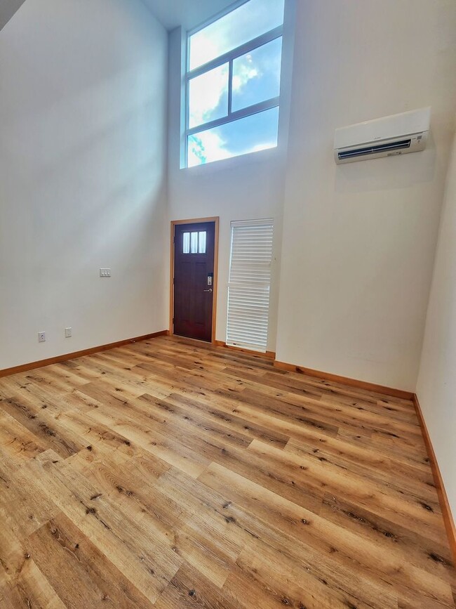 Building Photo - Beautiful 2 Bed 1.75 Bath Townhome in Central District