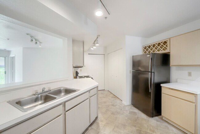Building Photo - 7270 Westpointe Blvd