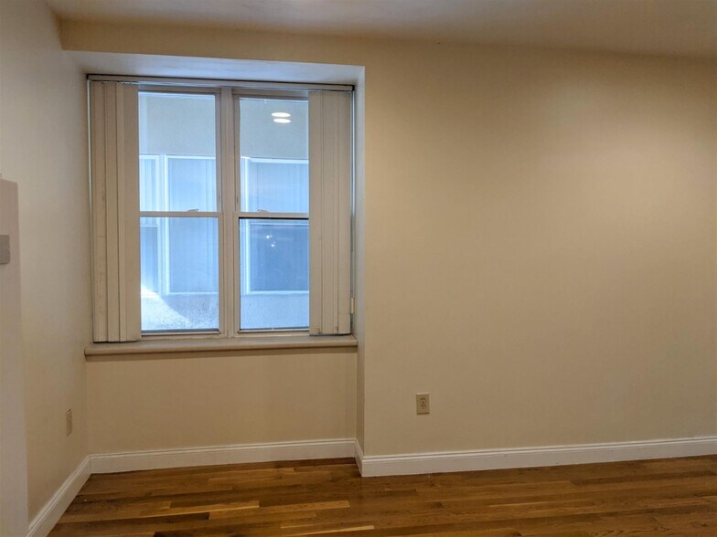 Building Photo - 15 Pearl St