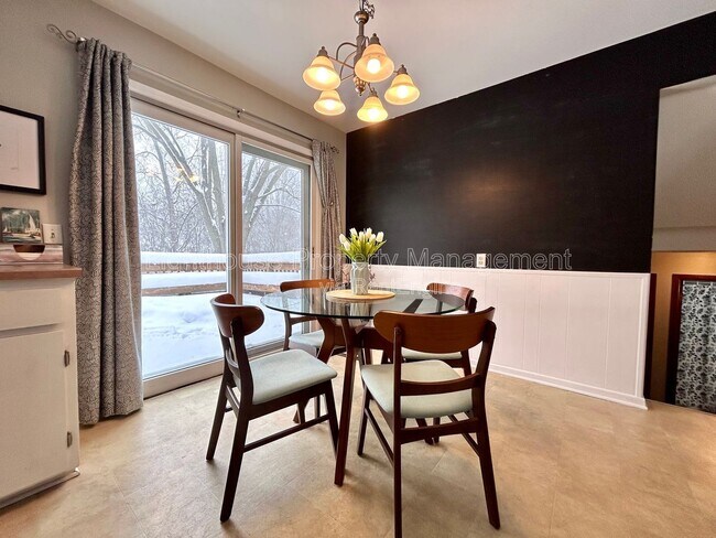 Building Photo - 2728 Vassar Dr SE