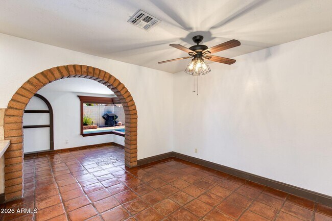 Building Photo - 2429 E Dahlia Dr