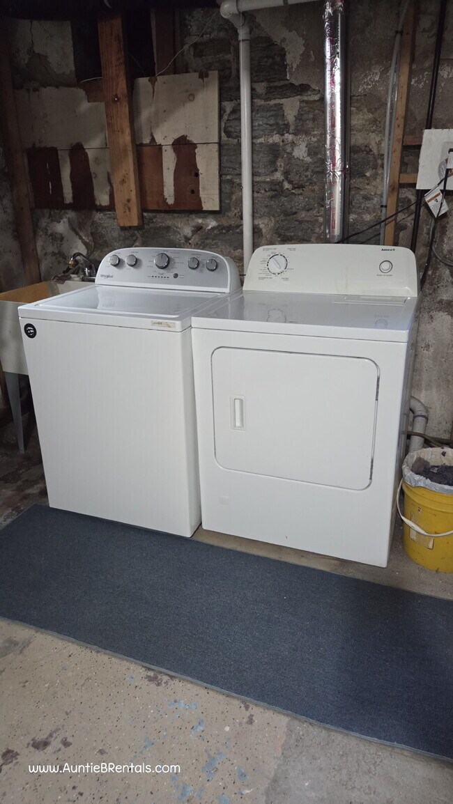Building Photo - Utilities inclued - Quiet studio move-in r...