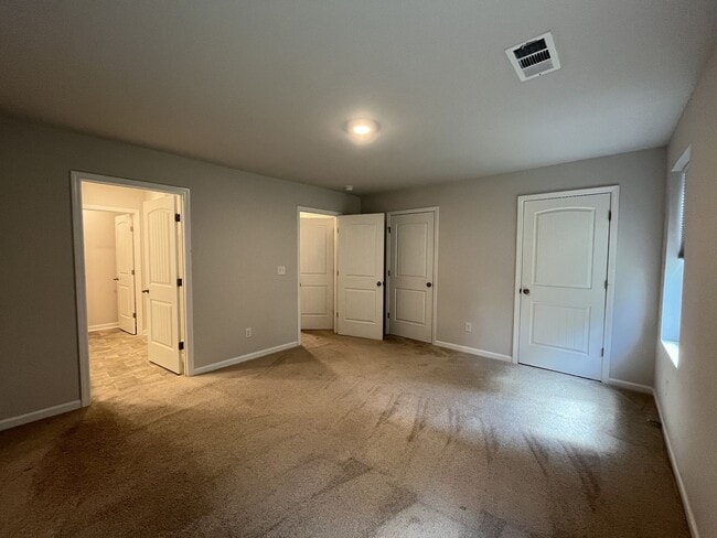 Building Photo - Townhome less than 2 miles from Downtown C...