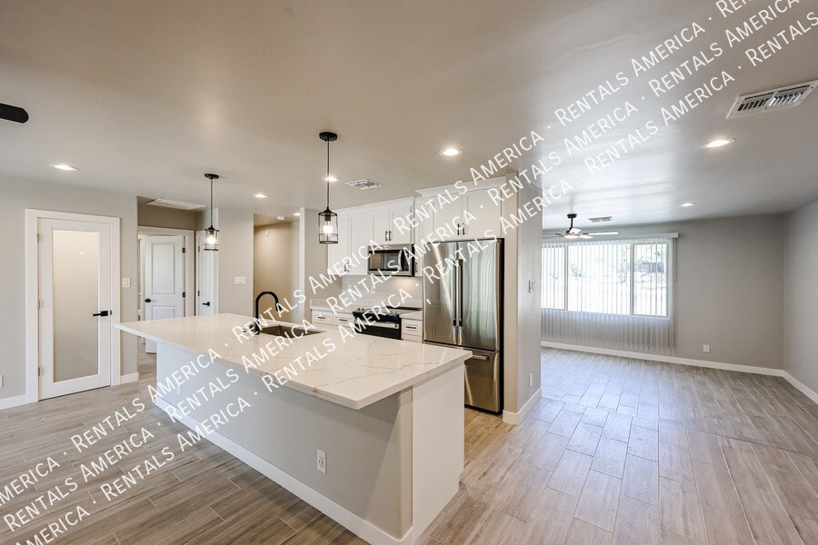 Building Photo - 1704 E Pickrell Dr