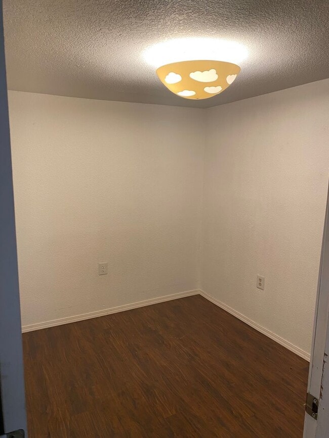Building Photo - ALL UTILITIES INCLUDED - 3 bed duplex