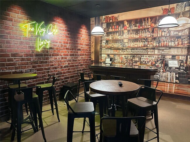 Building Photo - 900 Bay Dr