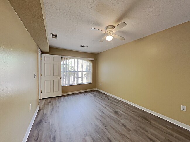 Building Photo - 2306 Fan Palm Dr