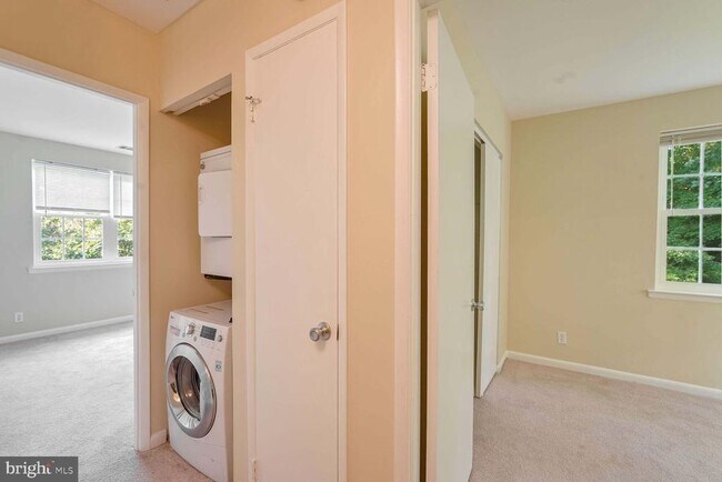 Building Photo - 2601 S Walter Reed Dr