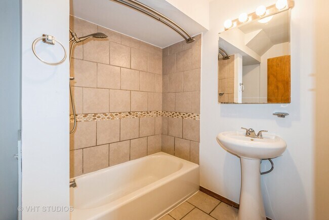 Building Photo - 3136 S Prairie Ave