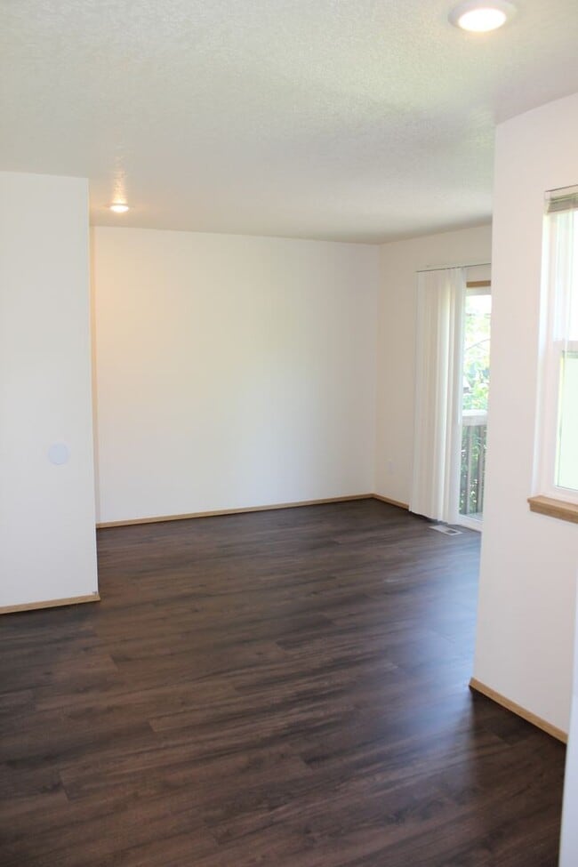 Building Photo - 3 bedroom, 2 1/2 bath home in quiet Scappoose neighborhood near parks