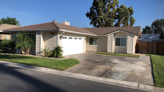 Primary Photo - BEAUTIFUL 3 BEDROOM 2 BATHROOM HOME OFF PI...