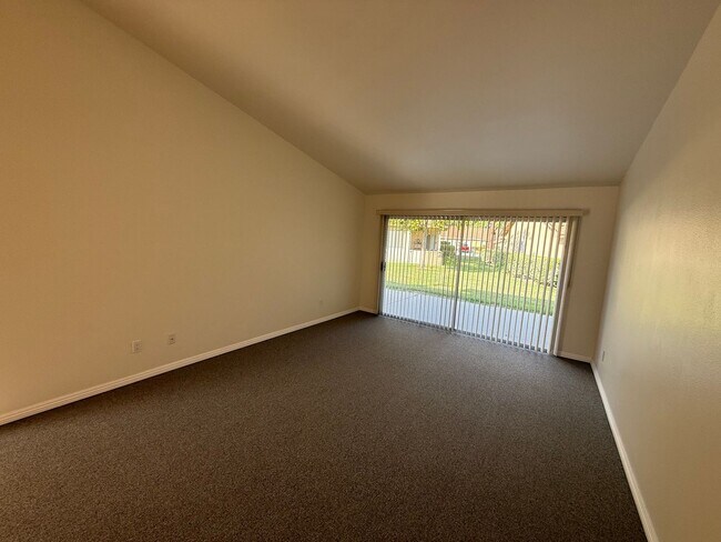 Building Photo - Clean & Move in ready El Dorado