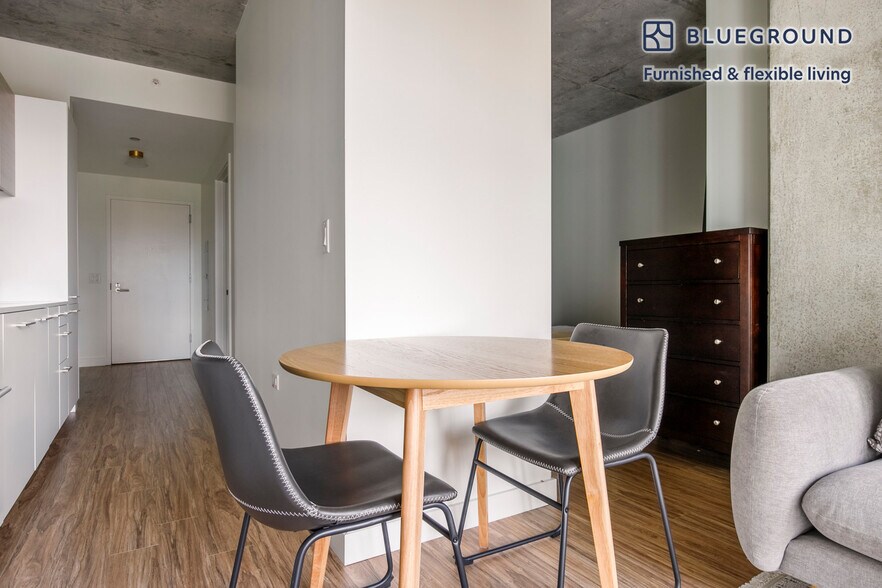 Building Photo - 165 N Desplaines St