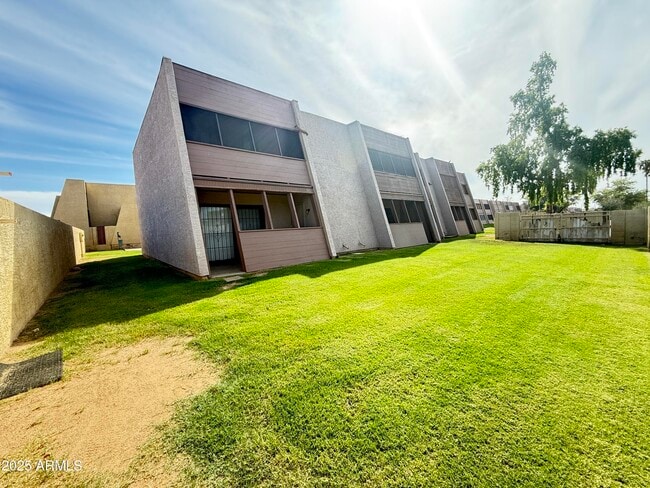 Building Photo - 611 W 13th St