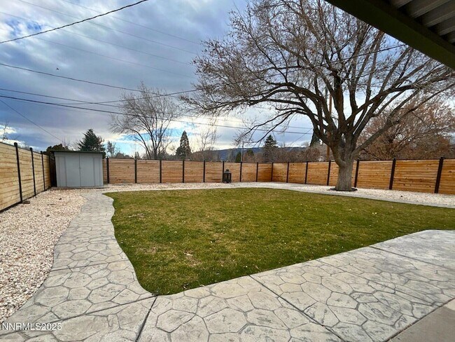 Building Photo - 320 W Plumb Ln