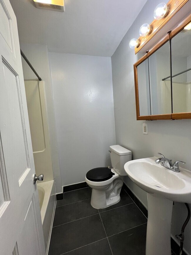 Building Photo - 5 Bedroom 1 Bath Home Available