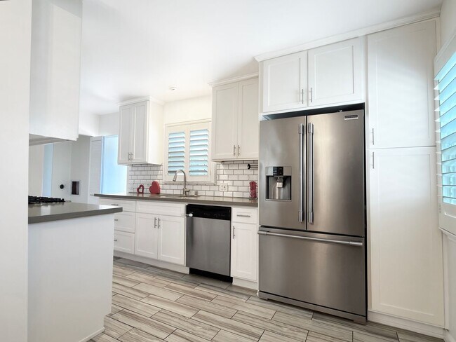 Building Photo - **2025 Euclid Ave Long Beach** Beautiful 3 bedroom 2 bath !!2 weeks free OAC!!