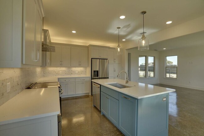 Building Photo - 300 Red Bird Dr