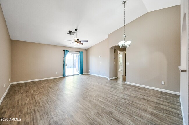 Building Photo - 757 E Wildhorse Dr