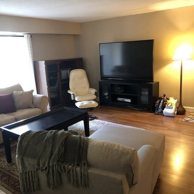 Building Photo - 685 Oak St