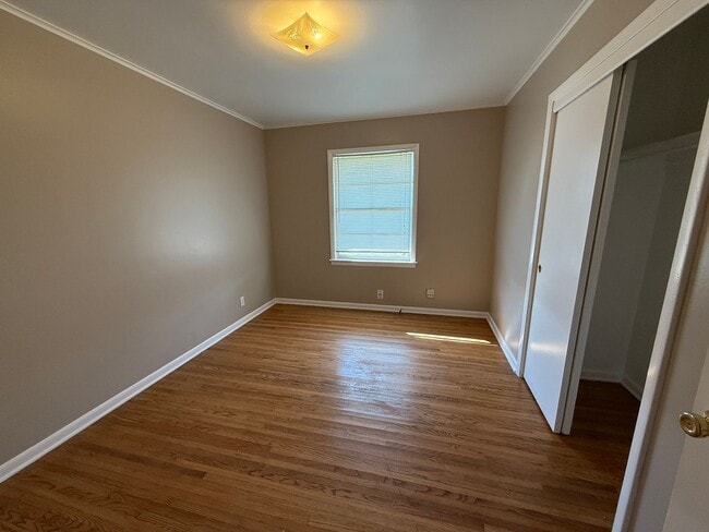 Building Photo - 3 Bed, 1.5 Bath Fenced Pets Allowed