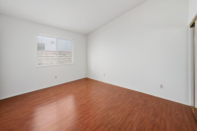 Building Photo - Sparkling Clean 3 Bedroom, 2 Bath Home with a View!