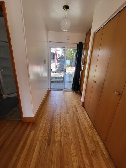 Building Photo - 906 Balra Dr