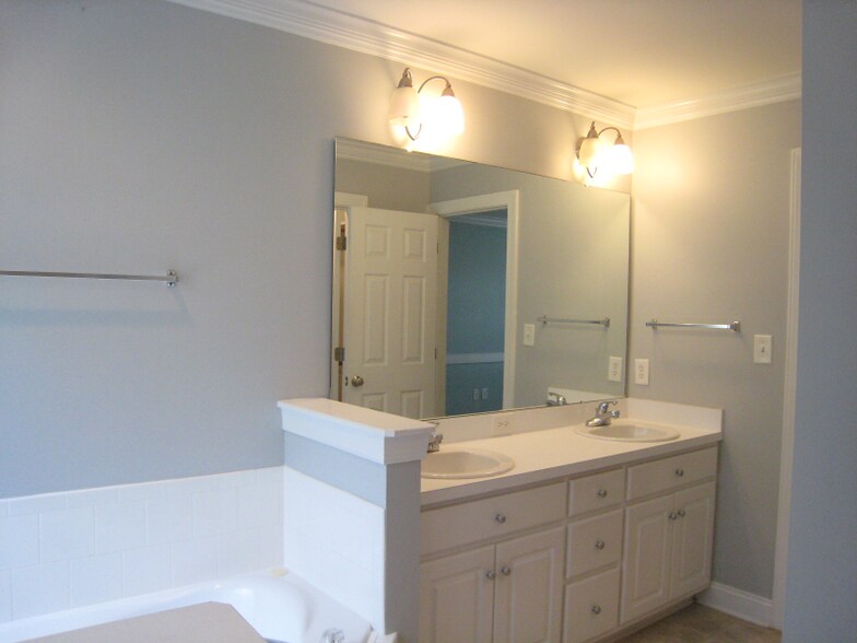 Building Photo - 1009 Sebring Dr