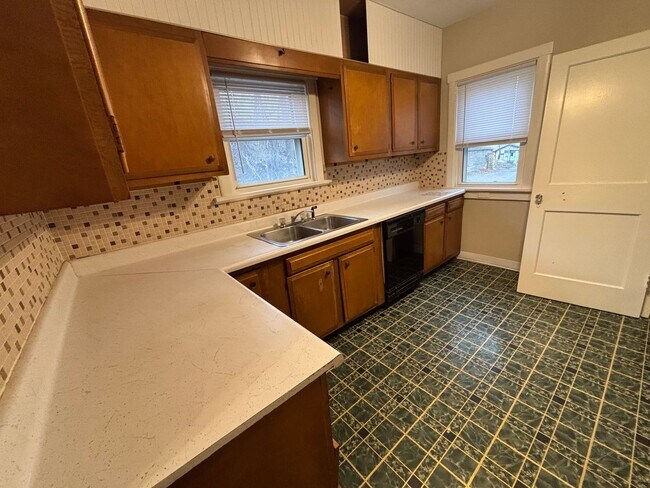 Building Photo - Charming Hilltop Home with Stunning City Views