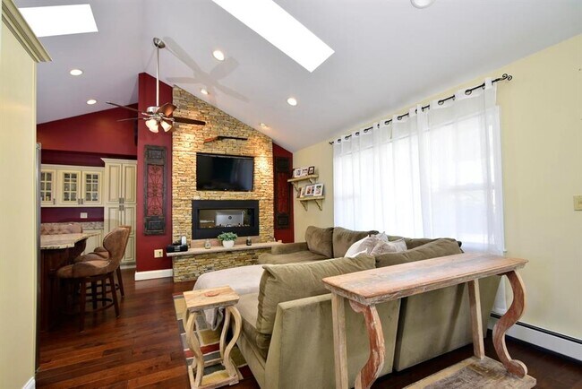 Building Photo - 62 Reposa Sq