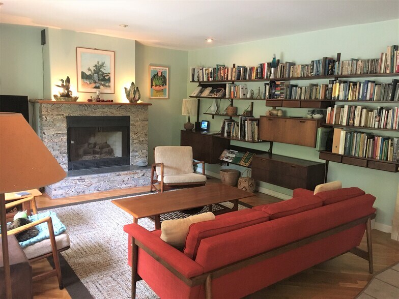 Living room - 125 Brocadero Pl