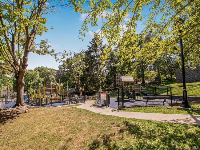 Building Photo - 10 Lake St