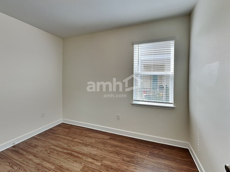 Building Photo - 323 Pine Terrace Dr