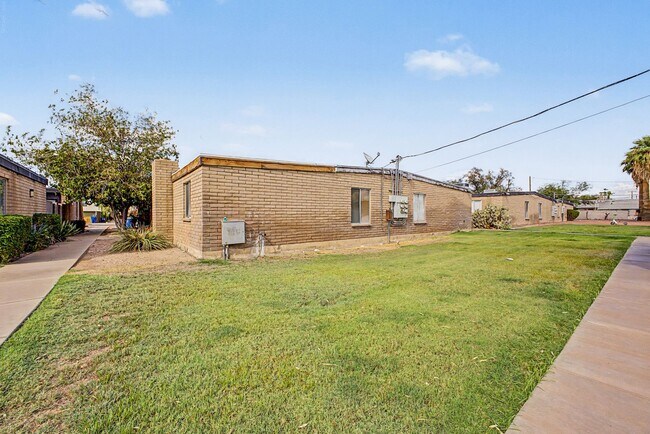 Building Photo - 1297 W 5th St