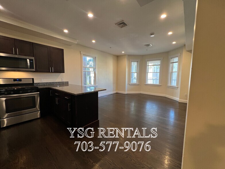 Building Photo - 194 Hillside St