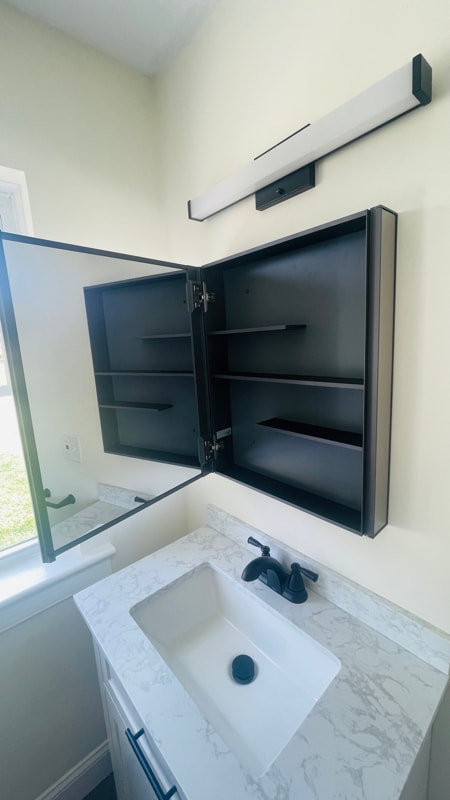 Building Photo - 825 Maple Ave